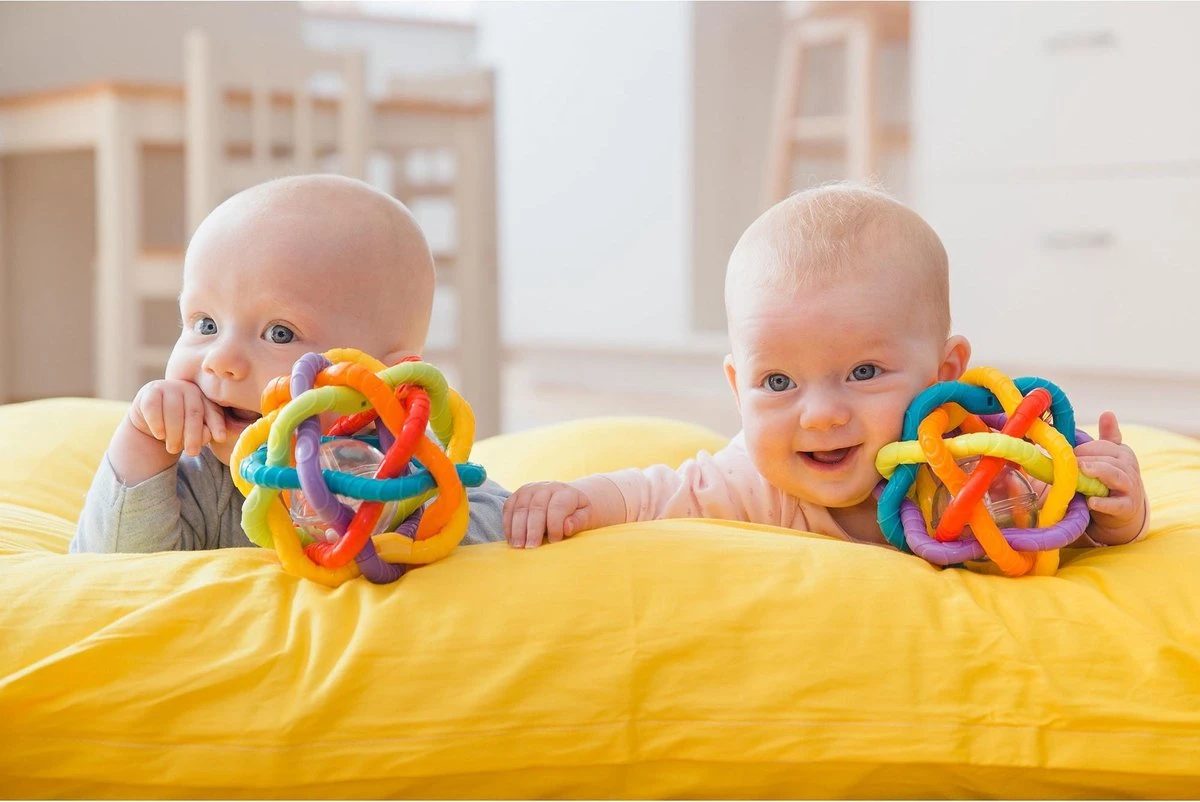 Playgro Buigbare Bendy Ball - Grijp- en Bijtspeelgoed - incl rammelaar - Activiteitenbal