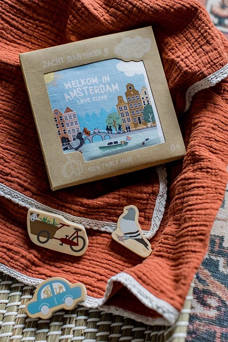 Zacht Babyboekje Amsterdam - 100% katoen - fairly made - in mooie geschenkverpakking - duurzaam en origineel kraamcadeau