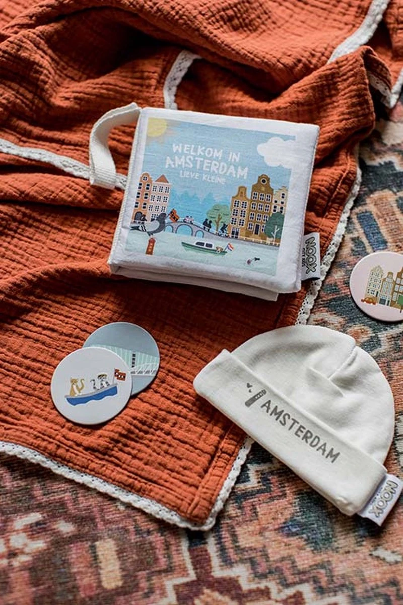Zacht Babyboekje Amsterdam - 100% katoen - fairly made - in mooie geschenkverpakking - duurzaam en origineel kraamcadeau